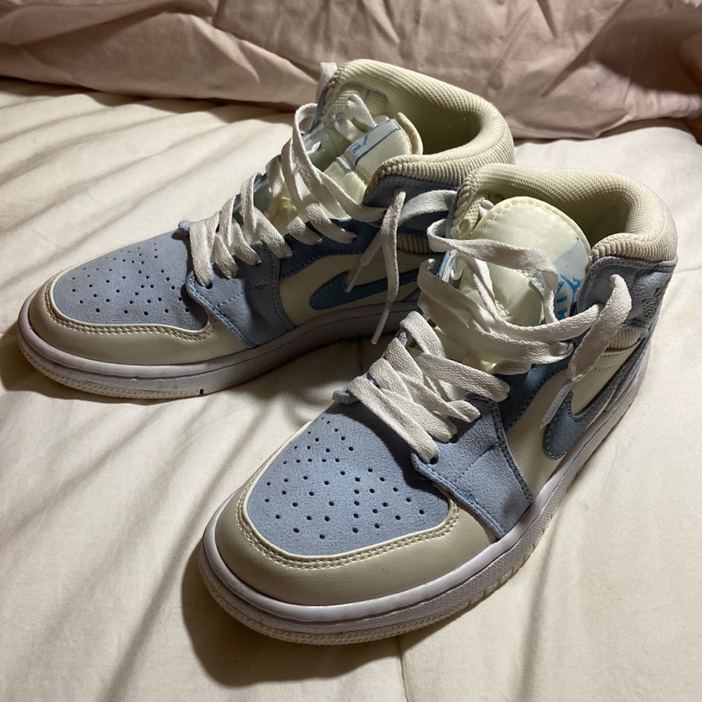 Air Jordan 1 Mid SE 'Sail Light Blue' SIZE 7 WOMANS (maybe knock-offs?)